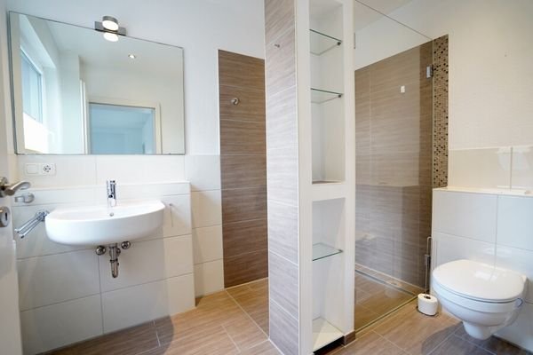 WHG 01 Duschbad mit bodentiefer Dusche