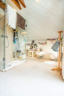 Haupt-Badezimmer im 1. OG