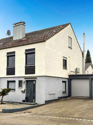 Strassenseite mit Garage