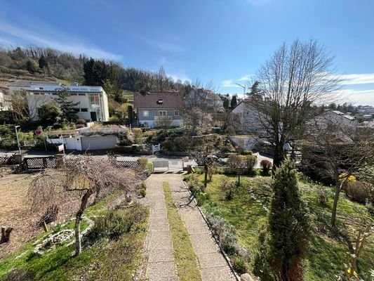 Gemütlicher Balkon mit Blick ins Grüne
