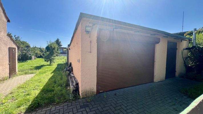 Garage und Blick in den Garten
