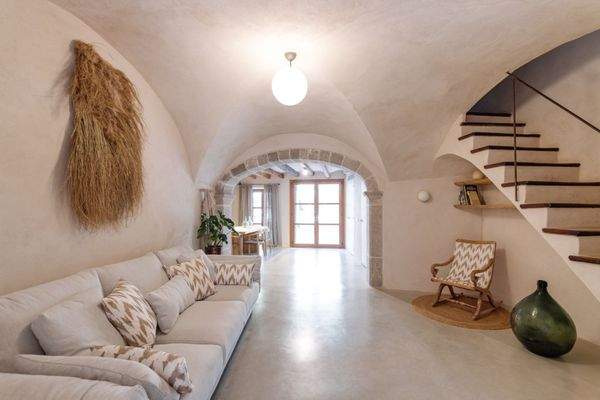 Im Eingangsbereich führt eine Treppe in die obere Etage