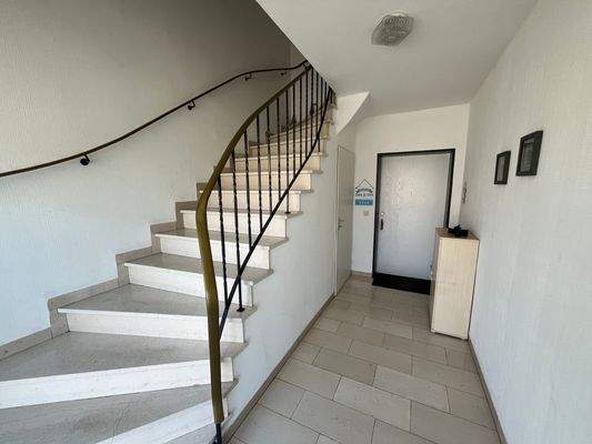 Flur zur EG Wohnung.JPG