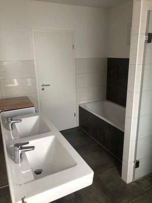 OG Bad vom Fenster zu Tür.jpg