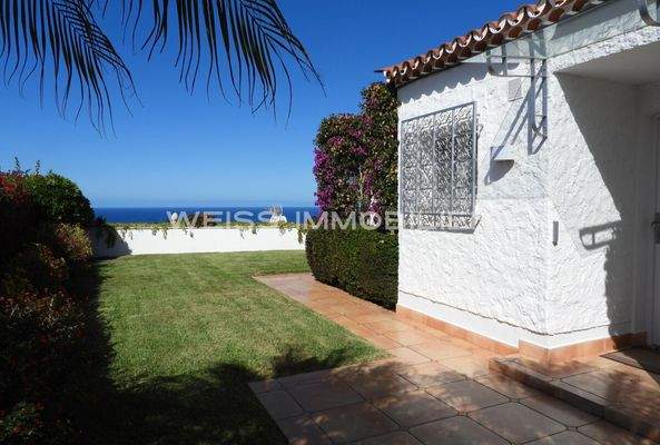 Garten mit Haupteingang des Hauses