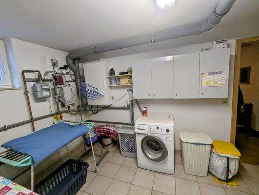 Hauswirtschaftsraum im Kellergeschoss mit Waschbereich und Medienanschlüssen