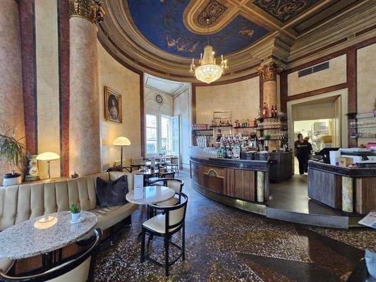 lichtdurchflutete Räumlichkeiten