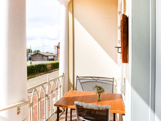 Loggia mit Hafenblick