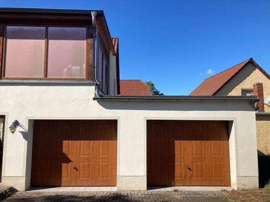 linkes Geb. Terrasse u. 2 Garagen
