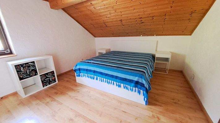 Schlafzimmer A im ersten Stock unter dem Dach.jpg