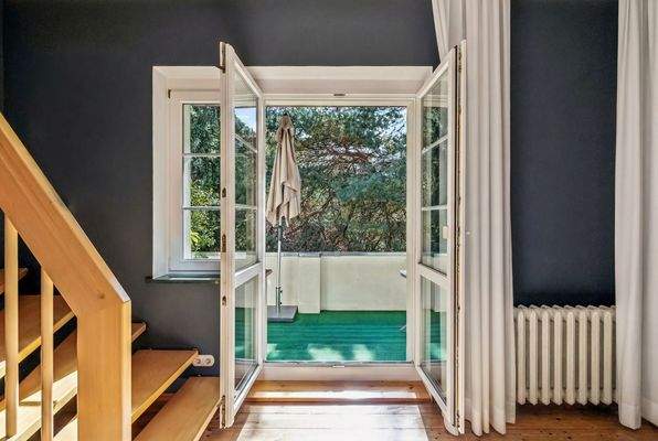 Balkon mit Aussicht in den Garten