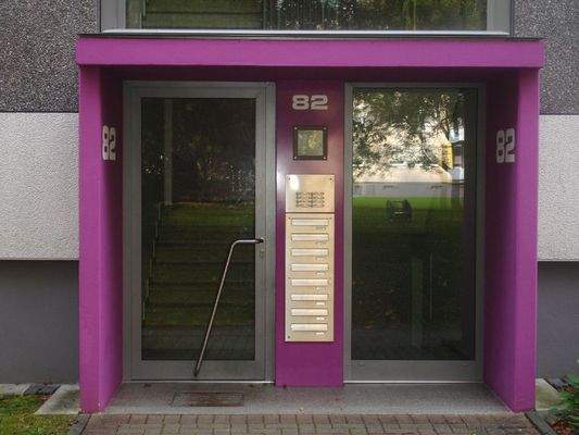 Eingang eines Mehrfamilienhauses mit Farbgestaltung