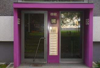 Eingang eines Mehrfamilienhauses mit Farbgestaltung