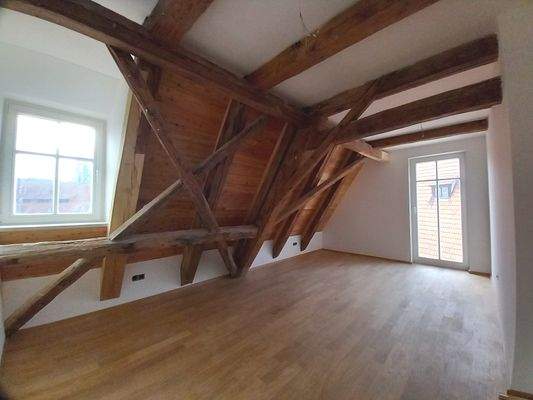 Kind / Büro mit Zugang zum Balkon