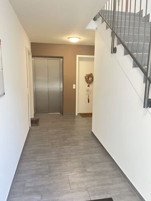 Treppenhaus mit Aufzug