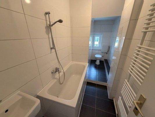 Weisses Badezimmer mit Badewanne