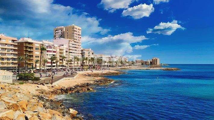 Detached Villa with Pool Near the Beach in Torrevieja Alicante