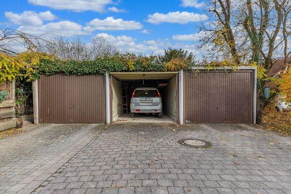 Garage mit Stellplatz