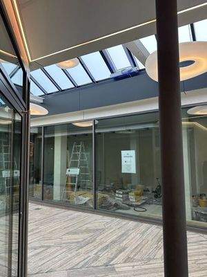 Blick auf den Laden gegenüber