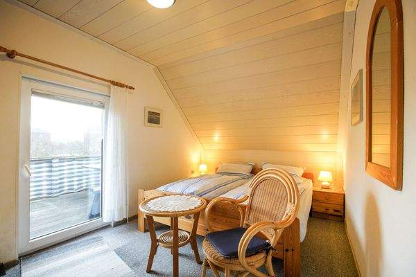 Zimmer im DG mit Zugang zur Dachterrasse