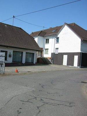 Seitenansicht mit Nebengebäude