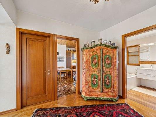 Diele - Blick zu Bad und Küche