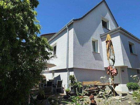 Seitenansicht und Terrassen