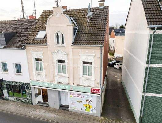 Charmante Altbaufassade - (KI generiert)