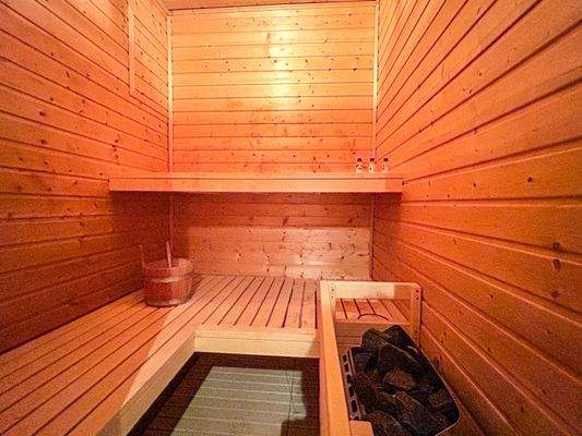 Sauna mit Badezimmer im Erdgeschoss