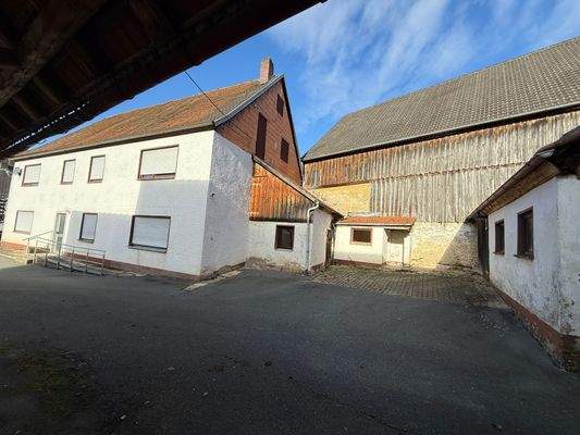 Blick auf Wohnhaus mit Heizhaus und Nachbargebäude