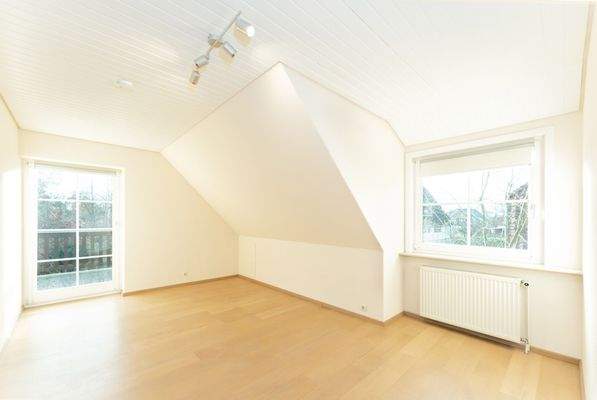 Schlafzimmer 3 im Dachgeschoss mit Zugang auf den sonnigen Balkon