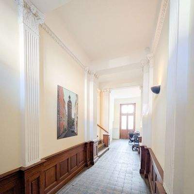 Heller Flur mit Stuckdecke