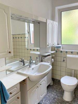 Waschbecken mit Spiegel und viel Ablagefläche