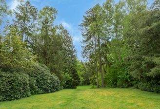 Weitläufiger und eingefriedeter Gartenbereich