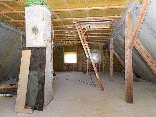 Impressionen des ausbaufähigen Obergeschosses (2)