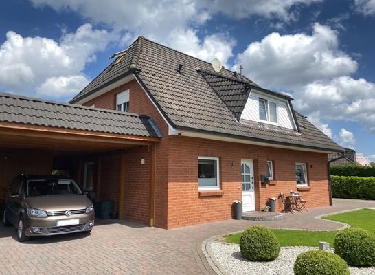 Hausansicht mit großem Carport