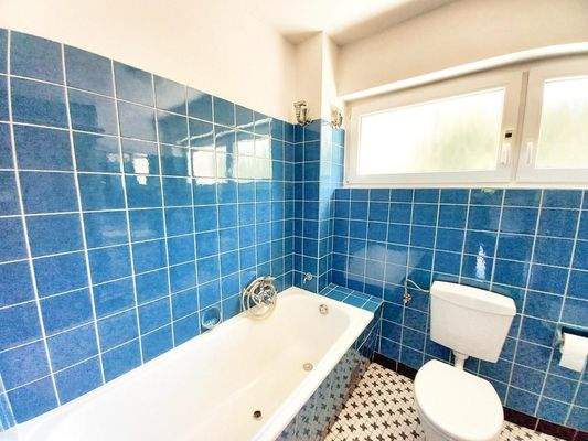 Badezimmer mit Wanne und Dusche