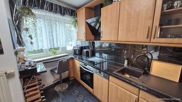 Küche mit Einbauküche, hell & freundlich