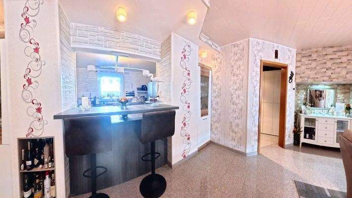 Theke im Essbereich mit offener Küche