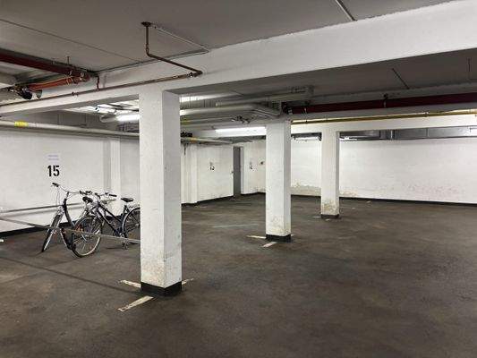 Tiefgaragenstellplätze vorhanden