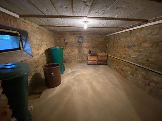 Geräumiger und trockener Lagerkeller (3).jpeg