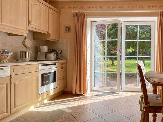 Küche mit Terrassenzugang
