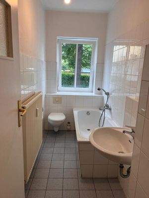 Helles Badezimmer mit Fenster