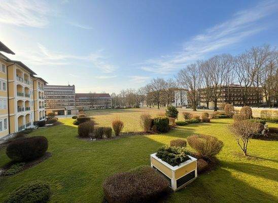 Geräumiger Garten mit gepflegter Bepflanzung und durchdachter Raumaufteilung