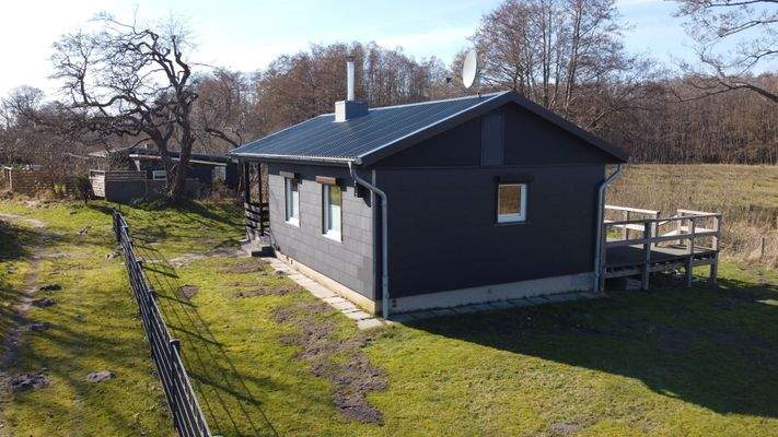 Fußweg und Südansicht