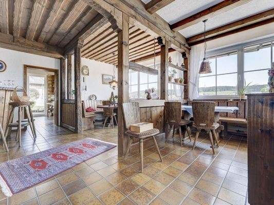 Blick von der Frühstücksstube in die Frühstücksküche