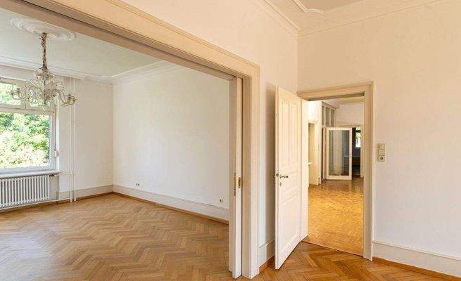 Blick vom Wohnbereich zum Flur im Hochparterre