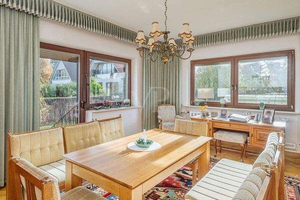 Esszimmer mit Blick in den Garten