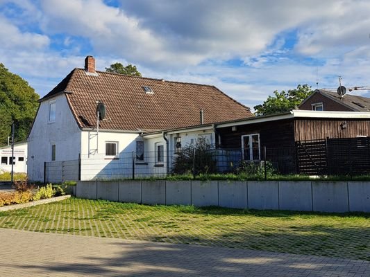 Seitansicht mit Garage und Schuppen.jpg