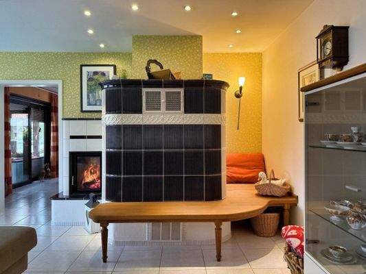 Kachelofen mit Sitzecke